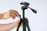BoschBT 150 建築三腳架，高度可調。