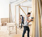 兩名男子正在建造木牆。