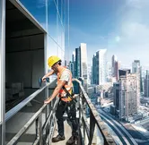 高層建築上的建築工人。