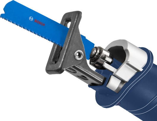 電動工具上安裝有藍色鋸片的往復鋸附件。.