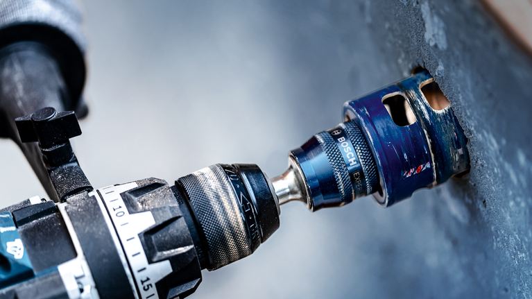 超耐久圓穴鋸快拆系統專業款圓穴鋸系統柄軸 11 mm,TCT 鑽頭 8.5 x 105 mm,2 件式 使用孔鋸附件在混凝土牆上進行圓形切割。