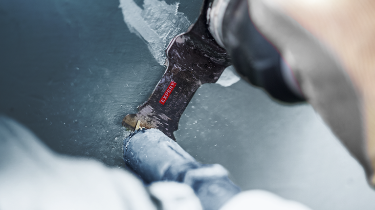 EXPERT MetalMax AIZ 32 AIT 魔切機刀片 40 x 32 公釐 一個人用往復鋸片切割塗漆的金屬管。