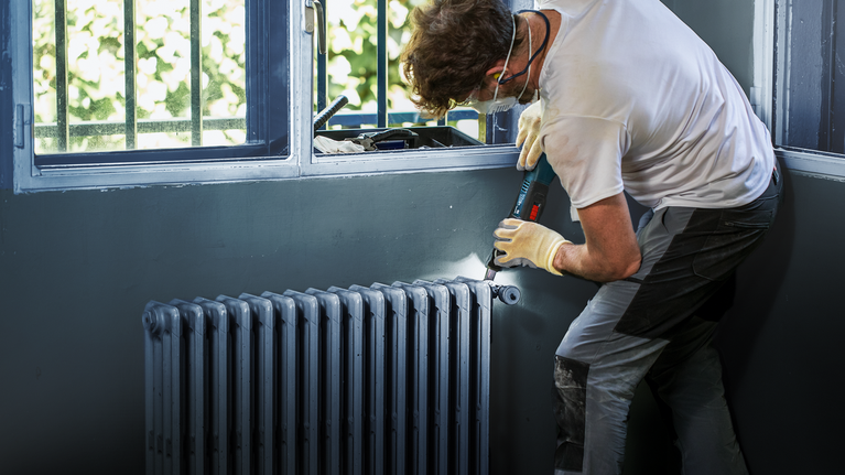 EXPERT MetalMax AIZ 32 AIT 魔切機刀片 40 x 32 公釐 配戴安全設備的人員使用無線電鑽安裝散熱器。