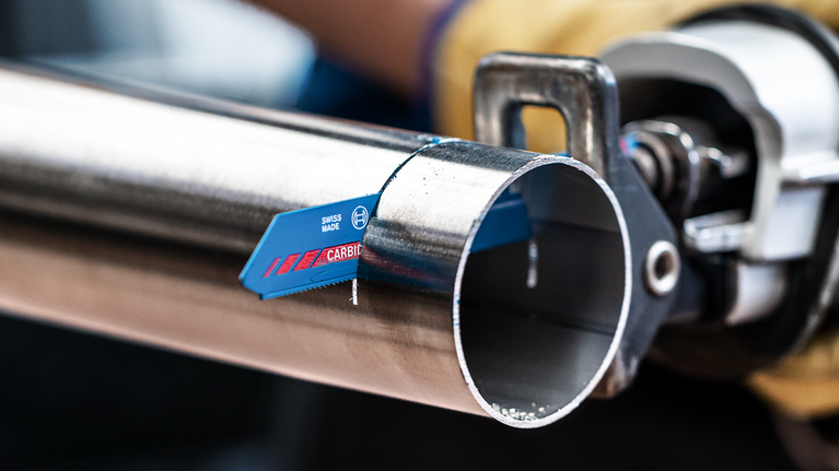 EXPERT ‘Thin Tough Metal’ S 922 EHM 軍刀鋸 1 件式 配戴安全設備的人員使用往復鋸切割金屬管路。