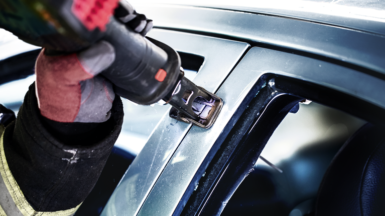 EXPERT ‘Vehicle Rescue’ S 1157 CHM 軍刀鋸 1 件式 一名配戴安全設備的人員使用電動工具切割汽車窗框。