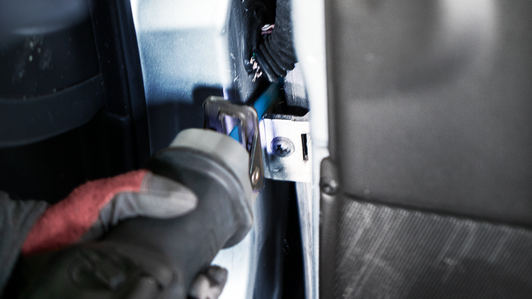 EXPERT ‘Vehicle Rescue’ S 1157 CHM 軍刀鋸 1 件式 配戴安全設備的人員使用往復鋸切割車輛內部的金屬。