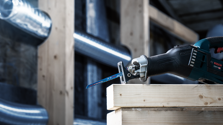 往復鋸在建築環境中切割一堆木樑。