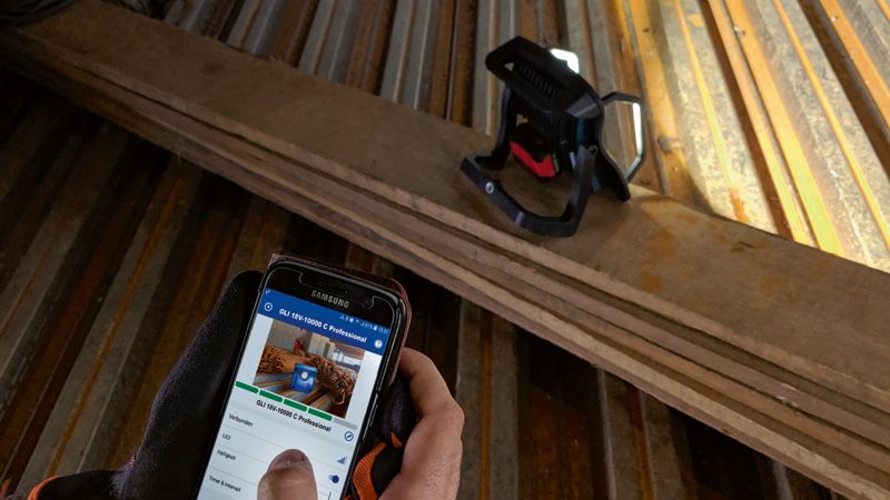 GLI 18V-4000 C 手機控制工作燈。