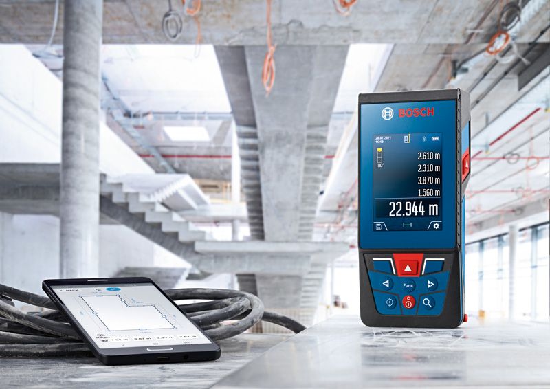 GLM 100-25 C 雷射測量和平板電腦顯示施工現場混凝土表面的測量結果。.