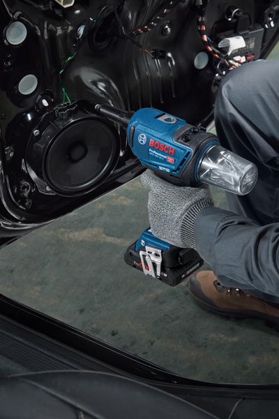 GRG 18V-16 C 配戴安全設備的人員使用無線電動工具在車門上安裝揚聲器。.