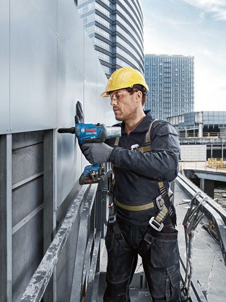 GRG 18V-16 C 一名佩戴安全設備的人員使用無線鉚釘槍固定金屬壁板。.