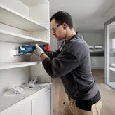 用於架子安裝的Bosch GOP 185-LI 無線多功能切割機。