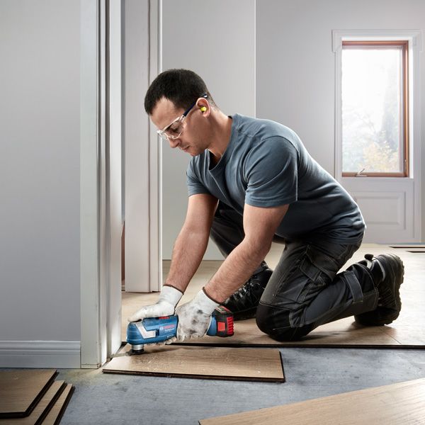 Bosch GOP 185-LI 無線多功能切割機可修剪地板。.