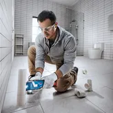 Bosch 185 多功能工具切割 PVC 管材。