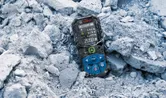 雷射測距儀倒在建築工地的瓦礫堆上。