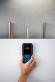人們使用牆上的探測器來定位表面後面的管道、電線和鋼筋。