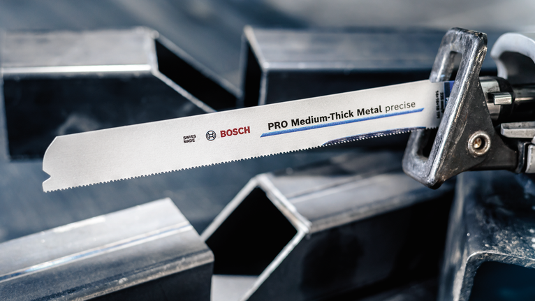 PRO Medium-Thick Metal precise S1137BEF 軍刀鋸片,1.1 x 25 x 225 mm,5 件組 鋸片安裝在靠近金屬樑的往復鋸上。