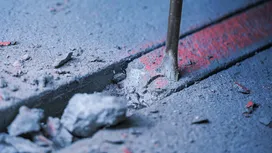 沿著標記線鑿碎混凝土。
