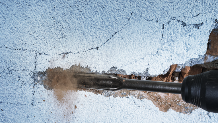 PRO SDS max 鋸齒鏜孔鑿刀,26 x 300 mm 旋轉錘在抹灰的牆上鑿出凹槽。.