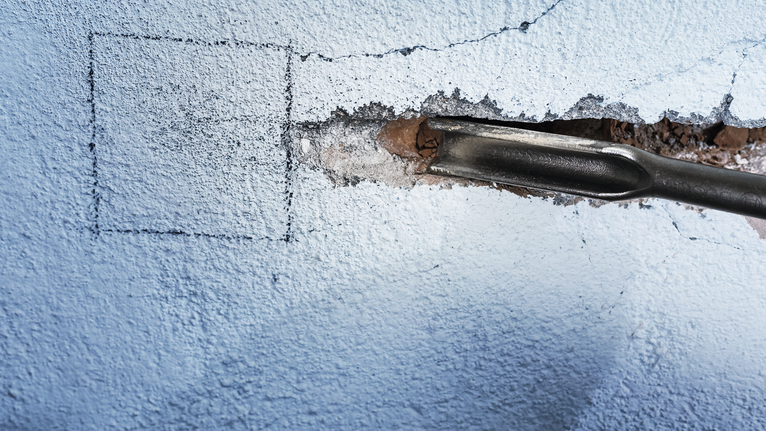 PRO SDS max 鋸齒鏜孔鑿刀,26 x 300 mm 鑿子工具在混凝土牆上形成凹槽。