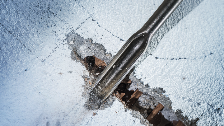 Object #200465507: 3093775_app_web_05 鑿子鑿穿混凝土以進行拆除工作。