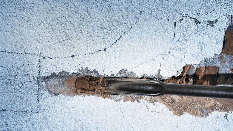 PRO SDS max 鋸齒鏜孔鑿刀,26 x 300 mm 鑿子工具鑿破牆上的灰泥。