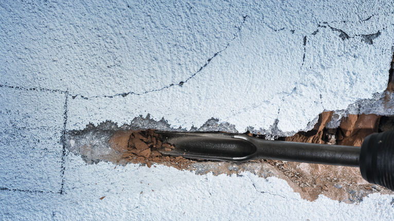 PRO SDS max 鋸齒鏜孔鑿刀,26 x 300 mm 用鑿子拆除有裂縫的混凝土牆。