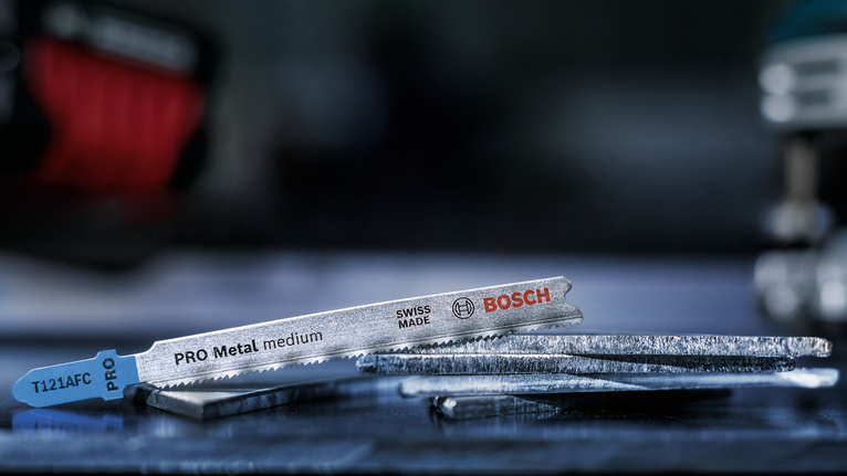 金屬拼圖鋸片放在工作台上。