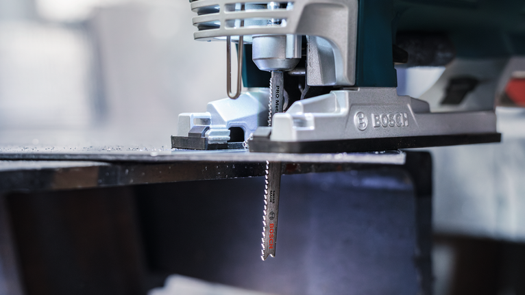 PRO Metal thick and thin T123XF 線鋸片,100 mm,5 件 車間裡,拼圖鋸正在切割金屬板。