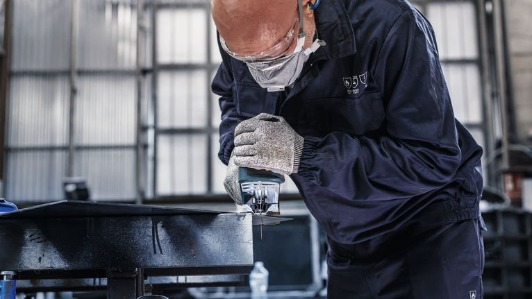 PRO Metal thick and thin T123XF 線鋸片,100 mm,5 件 配戴安全設備的人員使用手持電鋸切割金屬。