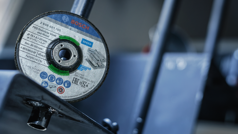 車間內安裝在金屬工具上的切割盤的特寫。