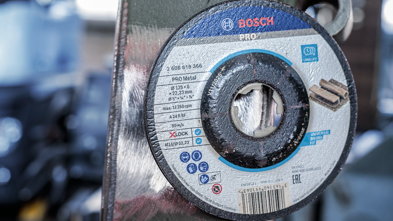 車間內安裝在磨床上的金屬切割盤。