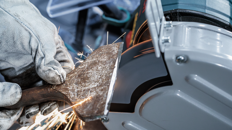 PRO Metal 研磨輪,200 x 25 x 32 mm,G36 配戴安全設備的人員在桌上型砂輪機上研磨金屬工具。