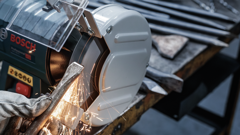 PRO Metal 研磨輪,200 x 25 x 32 mm,G36 配戴安全設備的人員在台式砂輪機上磨利金屬工具。