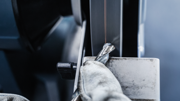 PRO Metal 研磨輪,200 x 25 x 32 mm,G36 配戴安全設備的人員在磨床上磨鑽頭。