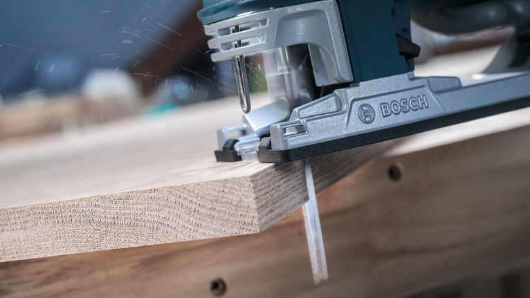 車間裡，拼圖鋸正在切割木板。