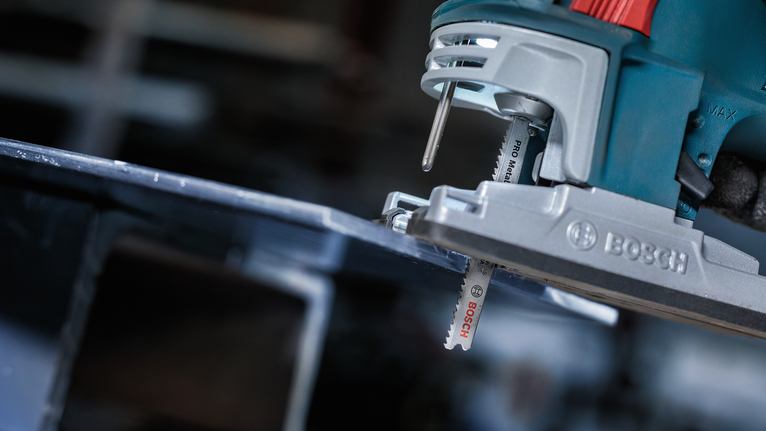 車間裡，拼圖鋸正在切割金屬板。