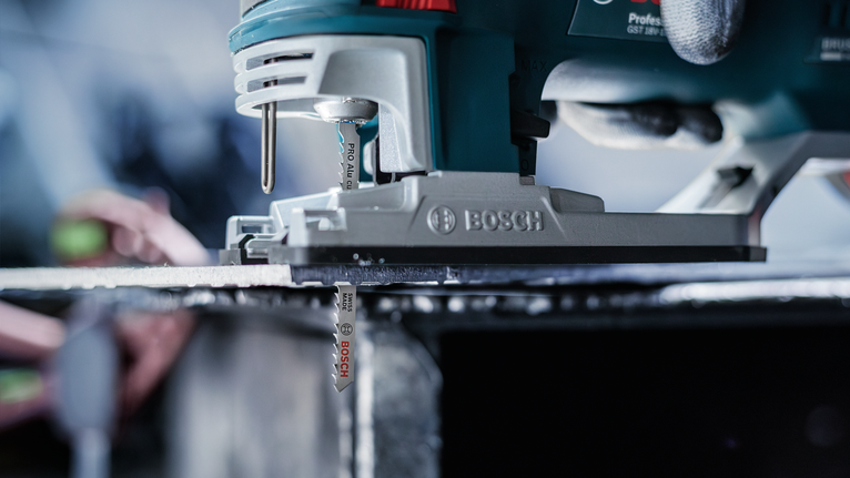 PRO Alu curve T227D 專業鋁材曲線切割款線鋸片,100 mm,5 件組 配戴安全設備的人員引導曲線鋸切割金屬板。