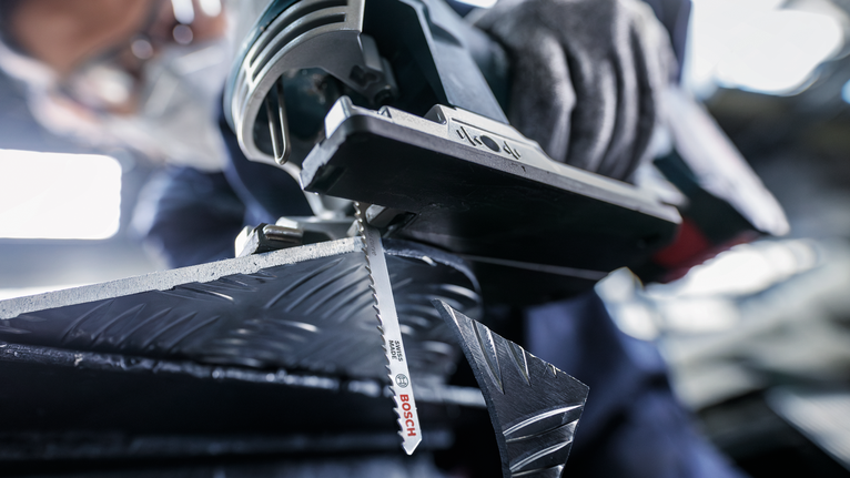 PRO Alu curve T227D 專業鋁材曲線切割款線鋸片,100 mm,5 件組 配戴安全設備的人用曲線鋸切割有圖案的金屬。