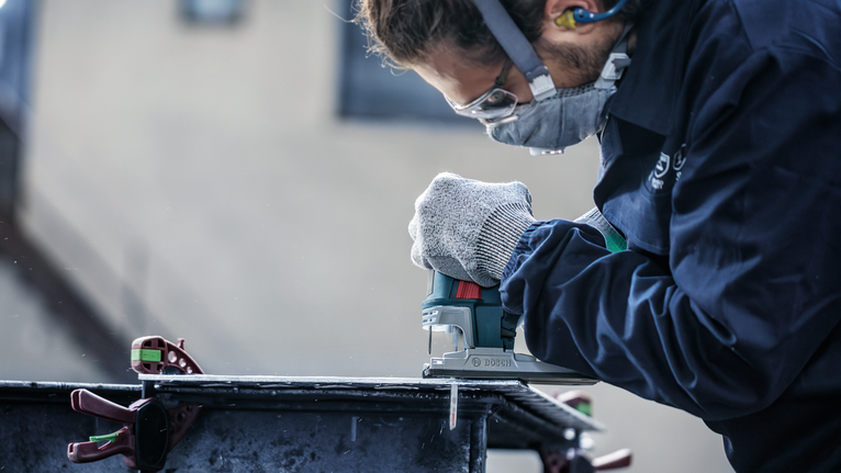 PRO Alu curve T227D 專業鋁材曲線切割款線鋸片,100 mm,5 件組 配戴安全設備的人員使用曲線鋸切割金屬板。