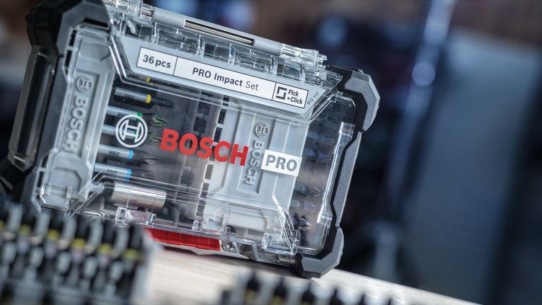 透明塑膠盒，木質表面上裝有各種螺絲起子頭。