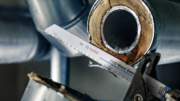 往復鋸片切割金屬管。