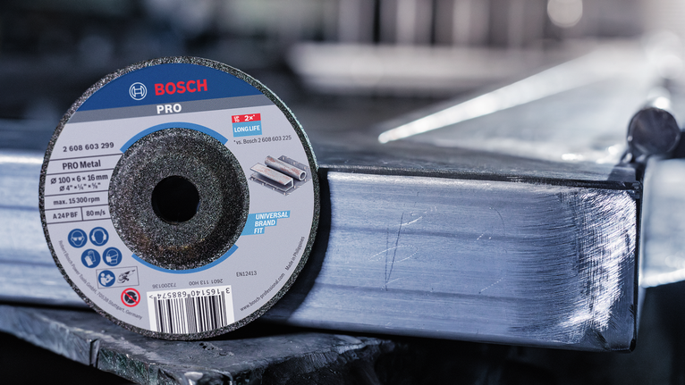 金屬切割盤放置在車間的鋼樑上。