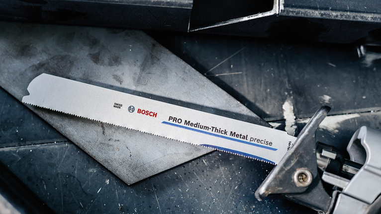 PRO Medium-Thick Metal precise S1137BEF 軍刀鋸片,1.1 x 25 x 225 mm,5 件組 鋸片安裝在工作台上的金屬切割工具上。.