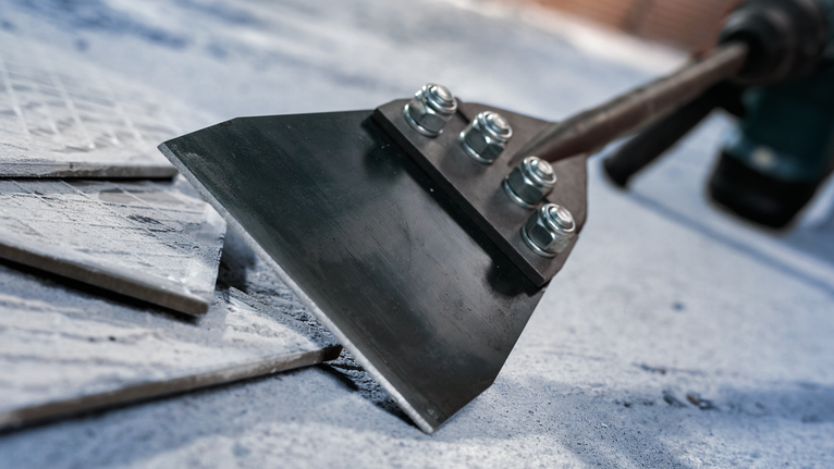 寬鑿子配件可從混凝土地板上去除瓷磚。