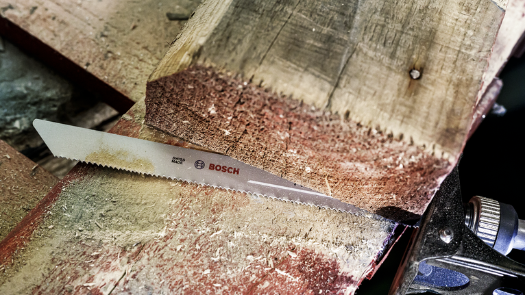 車間裡，鋸片正在切割一根厚木樑。