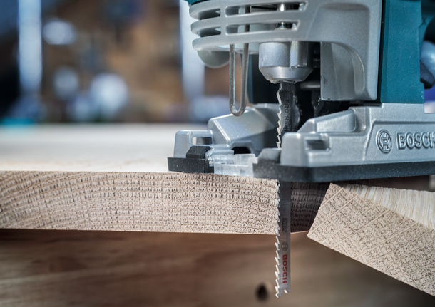 拼圖鋸在木板上切割出一條精確的曲線。