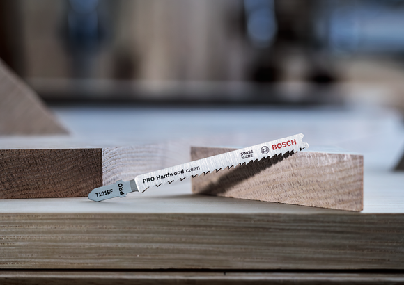 用於切割硬木的鋸片放置在兩塊木頭之間。