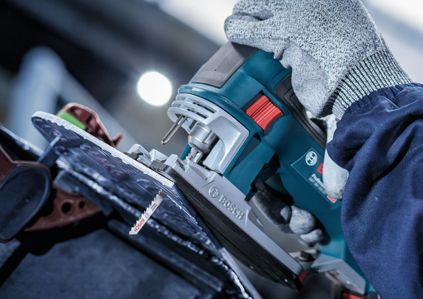 PRO Alu curve T227D 專業鋁材曲線切割款線鋸片,100 mm,5 件組 配戴安全設備的人員使用曲線鋸切割片狀材料。