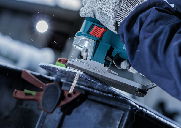 PRO Alu curve T227D 專業鋁材曲線切割款線鋸片,100 mm,5 件組 配戴安全設備的人使用曲線鋸切割金屬板。